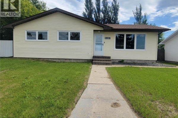 Living room - 5107 Leader Street, Macklin, SK S0L2C0 Photo 2