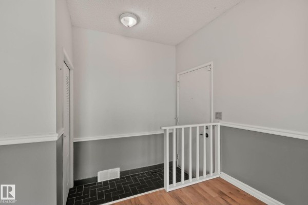 Kitchen - 5111 40 Av Nw, Edmonton, AB T6L1B3 Photo 2