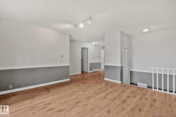 Primary Bedroom - 5111 40 Av Nw, Edmonton, AB T6L1B3 Photo 3