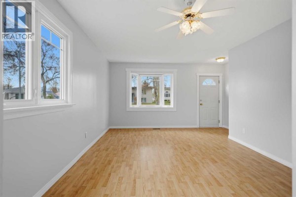 Living room - 5112 47 Avenue, Ponoka, AB T4J1J3 Photo 4
