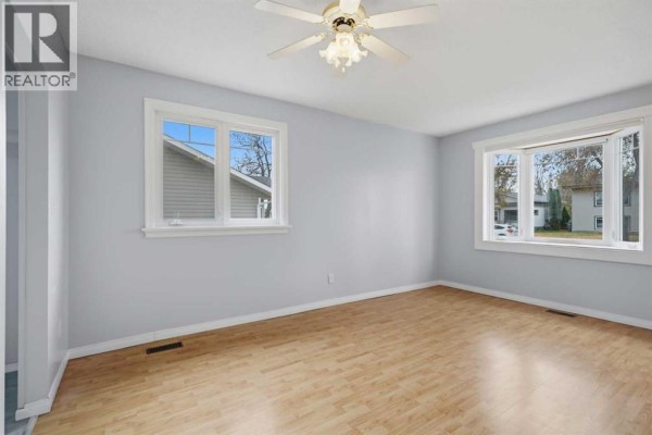 Primary Bedroom - 5112 47 Avenue, Ponoka, AB T4J1J3 Photo 5