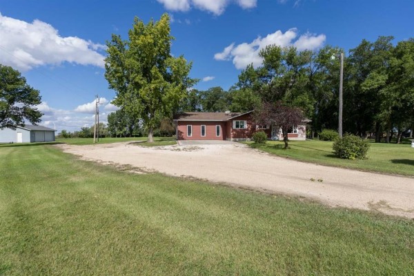 Living room - 5113 201 Highway E, Letellier, MB R0G1C0 Photo 3