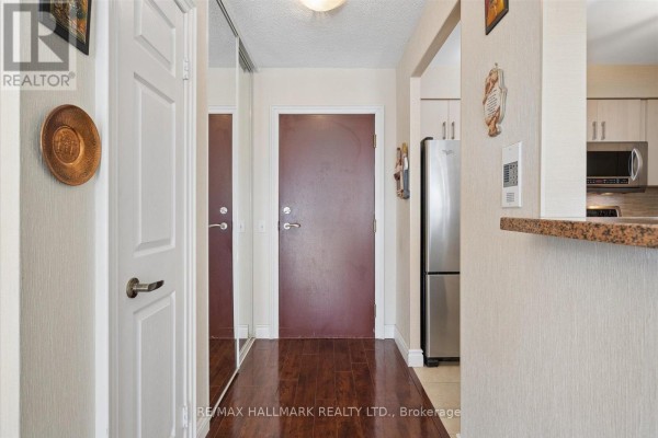 Living room - 512 - 81 Townsgate Drive, Vaughan, ON L4J8E6 Photo 2