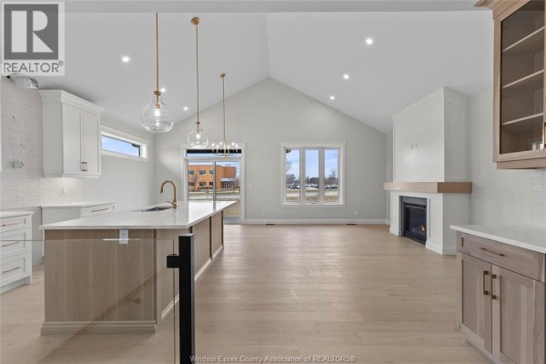 Family room/Fireplace - 512 Orsini, Lakeshore, ON N0R1A0 Photo 4