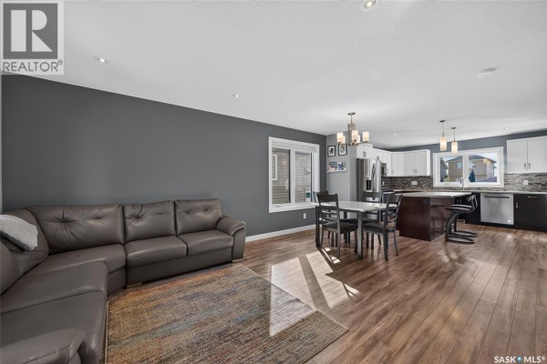 Living room - 5121 Campling Avenue, Regina, SK S4W0L6 Photo 3