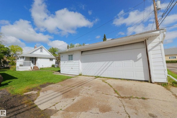 Kitchen - 5131 51 Street, Barrhead, AB T7N1A5 Photo 3