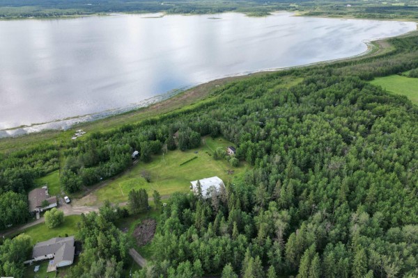 Aerial view of a property outlined in blue, bordering a large body of water. - 51380a Rge Road 205, Rural Strathcona County