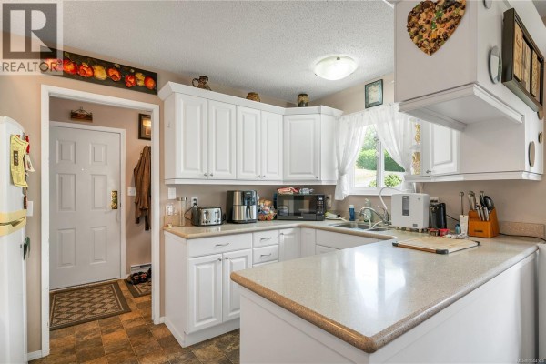 Kitchen - 515 Oak Pl, Campbell River, BC V9W5S2 Photo 3