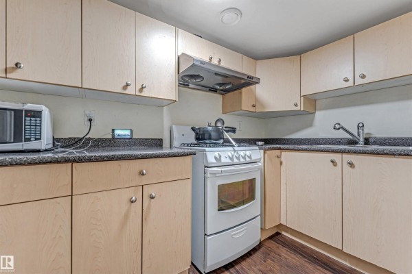 Kitchen - 5156 2 Av Sw, Edmonton, AB T6X0R4 Photo 3