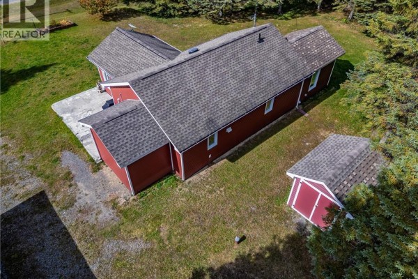 Aerial view of a red house and detached garage surrounded by trees. - 516 Chem Rang 9 Et 10 N, Saint Quentin