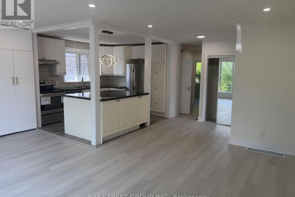 517 Lynett Crescent, Richmond Hill, ON L4C2V8 Photo 2