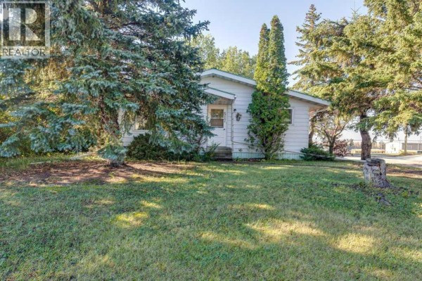 Dining room - 517 Royal Drive, Trochu, AB T0M2C0 Photo 2