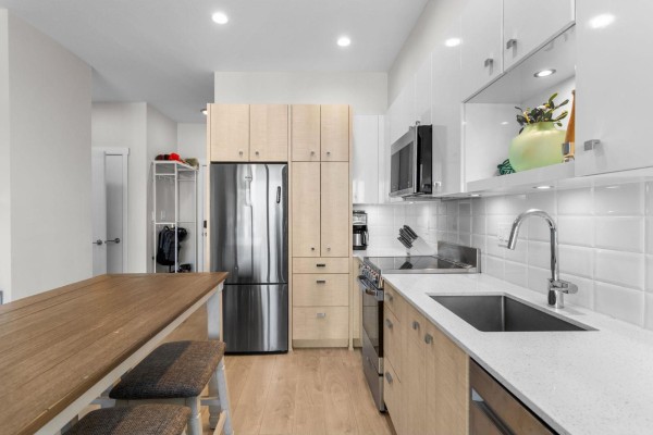 518 10838 Whalley Boulevard, Surrey, BC V3R0G8 Photo 3