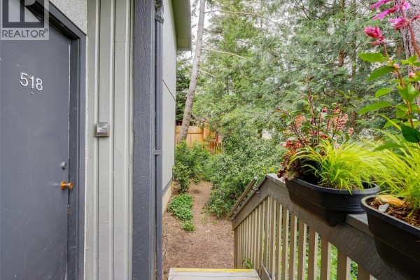 518 Carnation Pl, Saanich, BC, photo 2