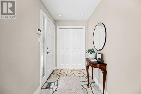 Living room - 518 Gilbert Street E, Whitby, ON L1N1R7 Photo 4