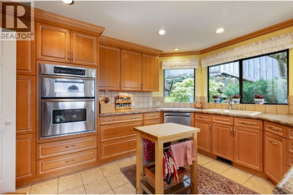 5180 Meadfeild Road, West Vancouver, BC V7W3B8 Photo 4
