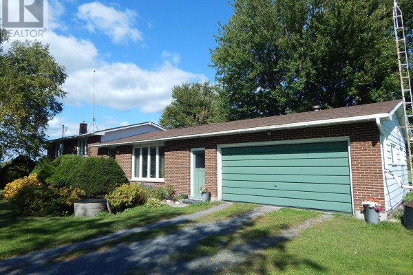Living room - 5181 County Road 15 (avonmore Rd) Road, South Stormont, ON K0C1R0 Photo 2