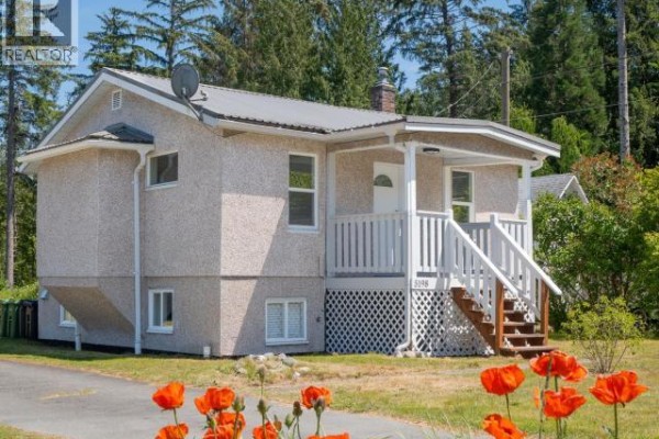 Living room - 5198 Manson Ave, Powell River, BC V8A3P1 Photo 2