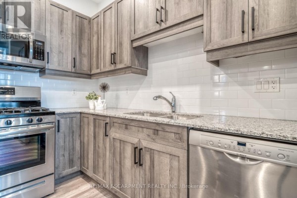 52 Barton Street E, Hamilton, ON, photo 2