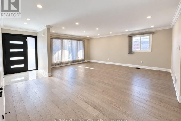 Kitchen - 52 Centre Street N, Brampton, ON L6V1T2 Photo 3