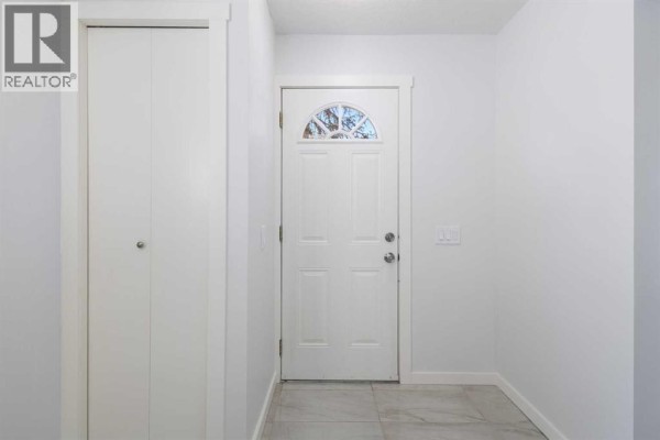 Foyer - 52 Doverdale Mews Se, Calgary, AB T2B1V9 Photo 3