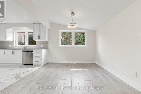 Living room - 52 Dukinfield Crescent, Toronto, ON M3A2S1 Photo 4