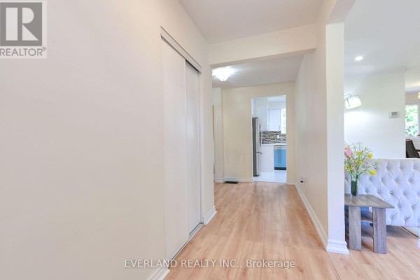 52 Fairglen Avenue, Toronto, ON, photo 2