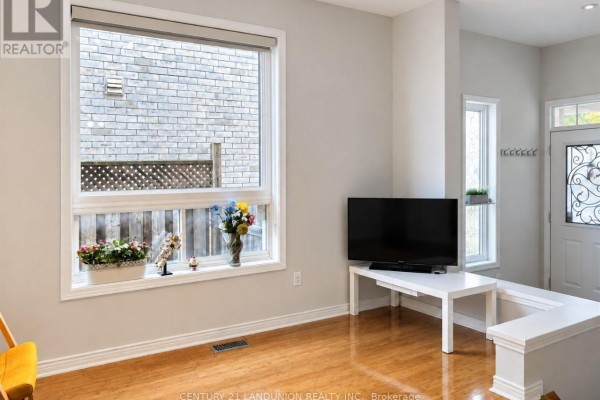 Eating area - 52 Kentley Street, Markham, ON L6C3G2 Photo 5