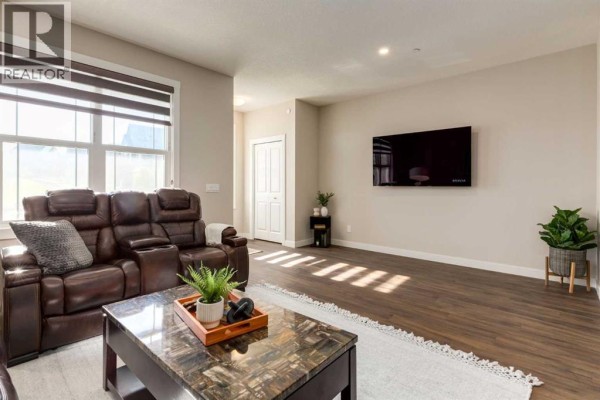 2pc Bathroom - 52 Lucas Street Nw, Calgary, AB T3P1N2 Photo 4