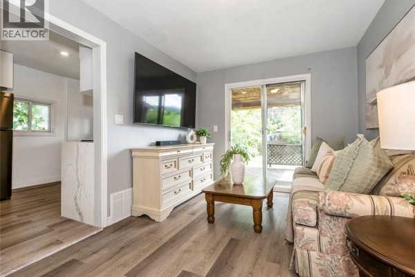 52 Stapleton Avenue N, Hamilton, ON, photo 3