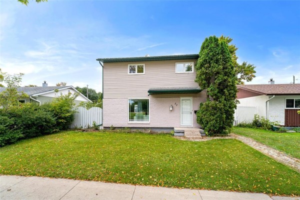 52 Whitehall Boulevard, Winnipeg