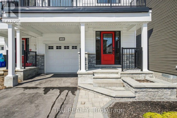 Bedroom with a crib, closet, and a door leading to a bathroom. - 520 Rye Grass Way, Ottawa