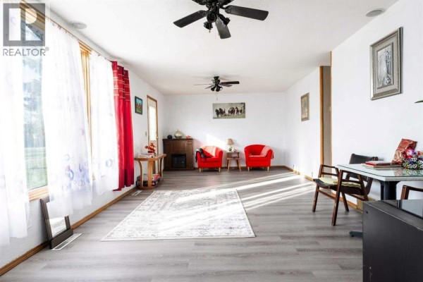 Living room - 5203 56 Avenue, Taber, AB T1G1L6 Photo 5