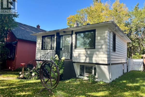 4pc Bathroom - 521 5th Street E, Saskatoon, SK S7H1G2 Photo 2