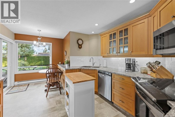 521 Birch Ave, Qualicum Beach, BC, photo 3