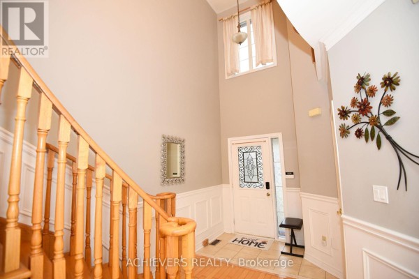 Family room - 521 Navigator Drive, Mississauga, ON L5W1P5 Photo 5