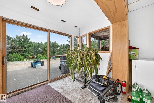 Family room - 52110 & 52112 Hghway 759, Rural Parkland County, AB T0E2H0 Photo 4