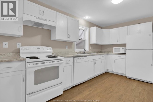 Kitchen - 522 Bridge, Windsor, ON N9B2M4 Photo 4