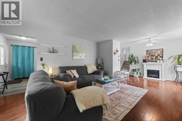 Dining room - 5221 42 Street, Camrose, AB T4V1A7 Photo 5