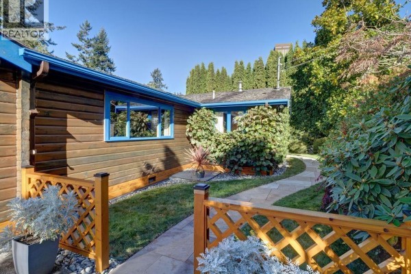 5229 Yacht Road, Sechelt, BC V7Z0C1 Photo 4