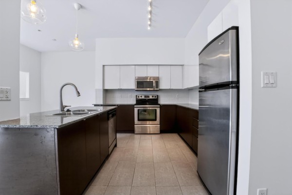 523 13733 107a Avenue, Surrey, BC V3T0B7 Photo 2