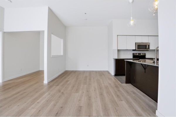 523 13733 107a Avenue, Surrey, BC V3T0B7 Photo 5
