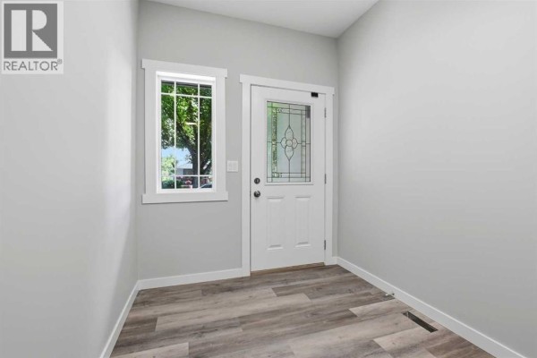 5pc Bathroom - 5240 & 5242 51 Street, Lacombe, AB T4L1H7 Photo 2