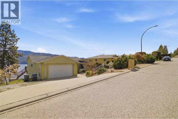 Den - 5245 Sutherland Road, Peachland, BC V0H1X2 Photo 2