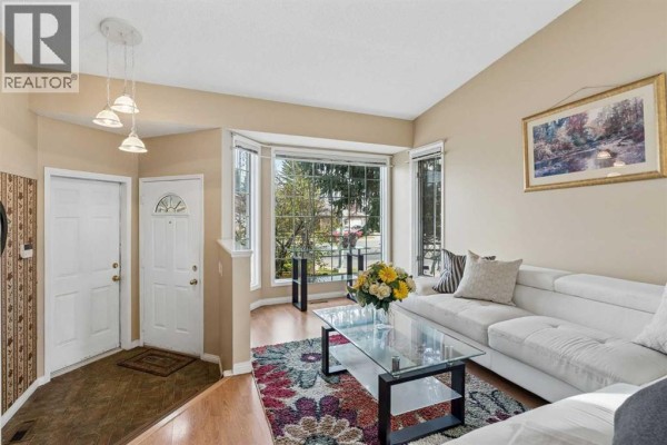 4pc Bathroom - 525 Shawinigan Drive Sw, Calgary, AB T2Y3A3 Photo 4