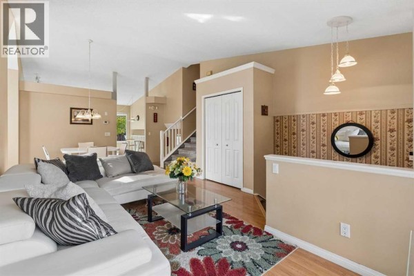 4pc Bathroom - 525 Shawinigan Drive Sw, Calgary, AB T2Y3A3 Photo 5