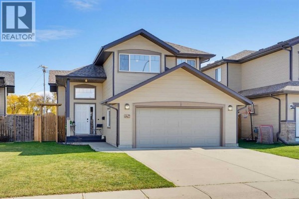 Primary Bedroom - 5256 48 Street Close, Innisfail, AB T4G0B9 Photo 2