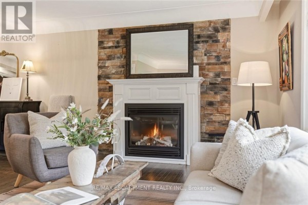 Living room - 5258 Cedar Springs Road, Burlington, ON L7P0B9 Photo 4
