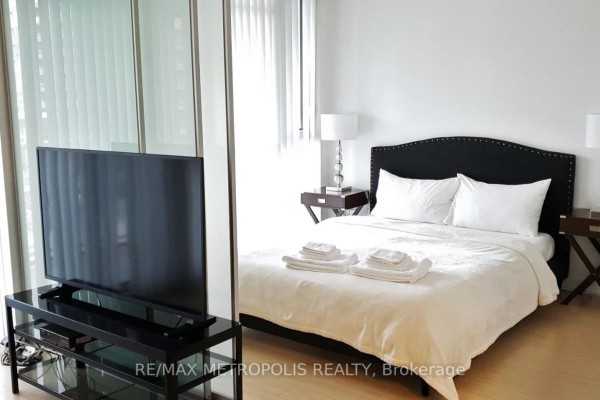Den - 526 - 85 Queens Wharf Road, Toronto, ON M5V0J9 Photo 5