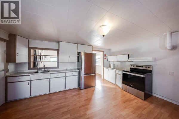Living room - 526 8th Avenue, Castlegar, BC V1N1N6 Photo 5